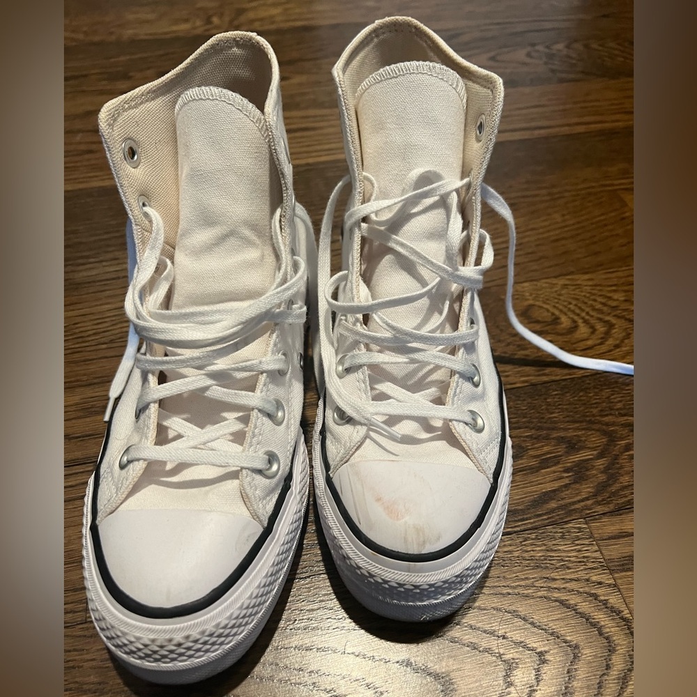 Converse platform sneaker. White. Size 7
